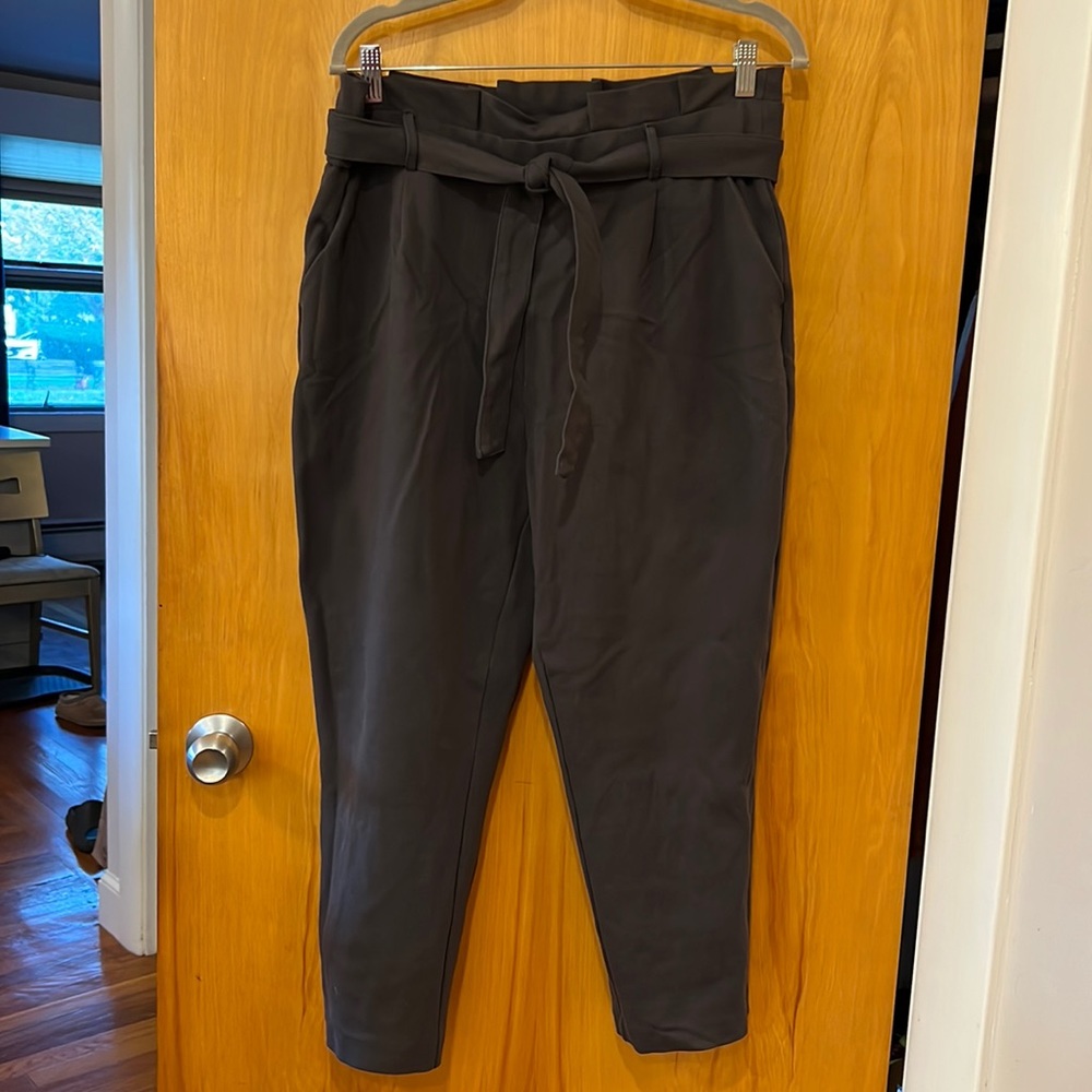 Sz L belted ruffle waist pants